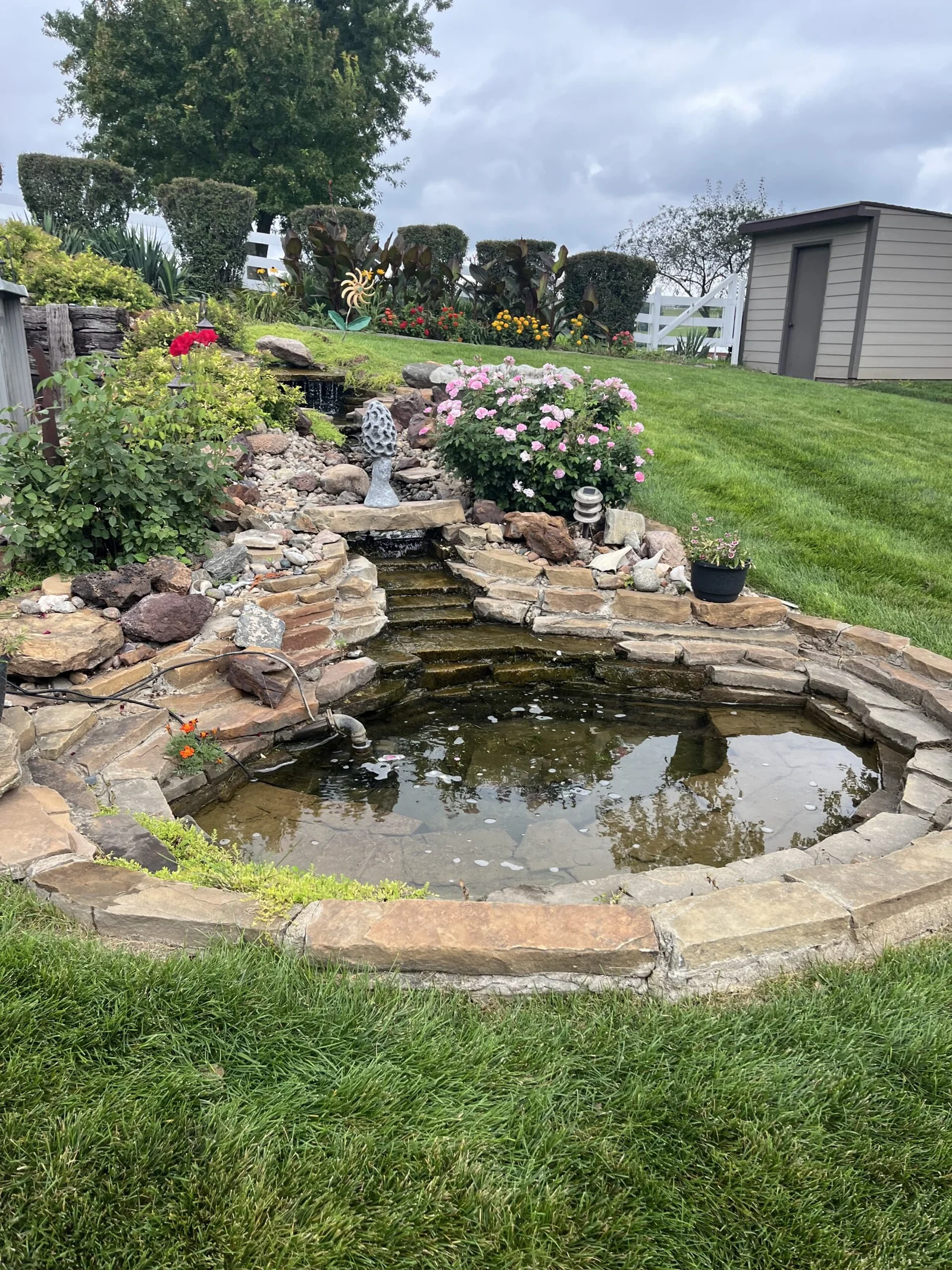 Naturstein im Garten teich